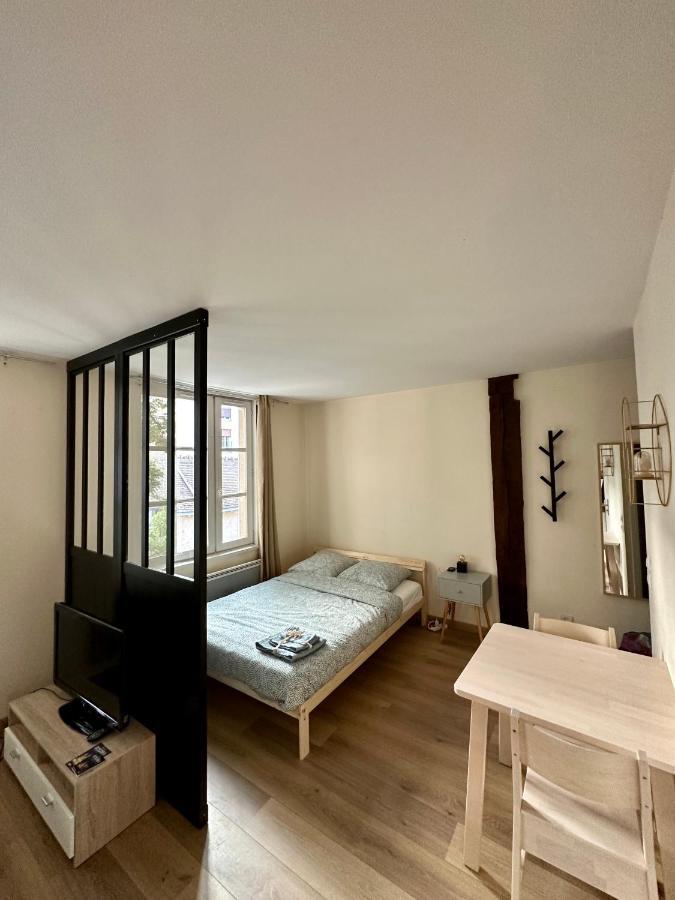Appartement Bords De L'Eure Charmant Studio Chartres Exterior photo